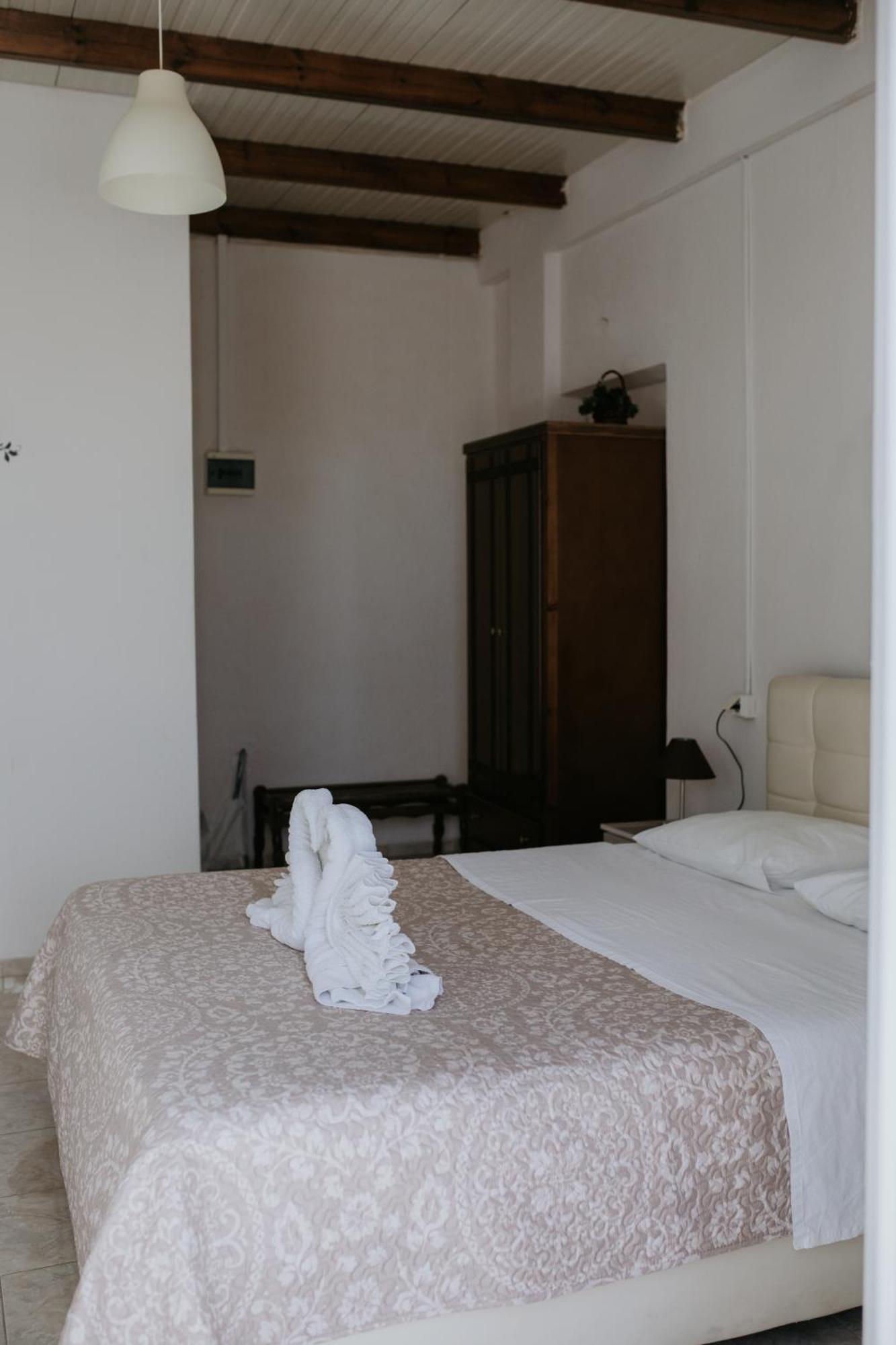 Hotel Thirasia Тира Номер фото